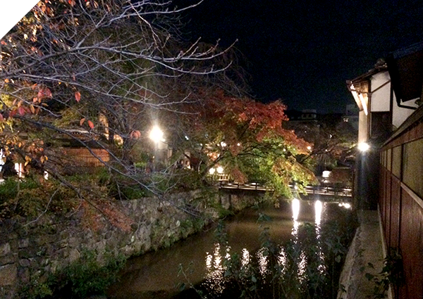 祇園白川を背に